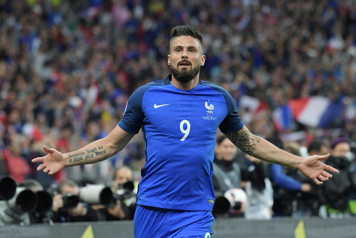 Giroud fagnar í kvöld.