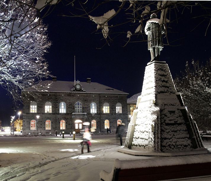 Þingfundi verður frestað vegna veðurs í dag eftir óundirbúinn fyrirspurnartíma sem hefst klukkan þrjú.