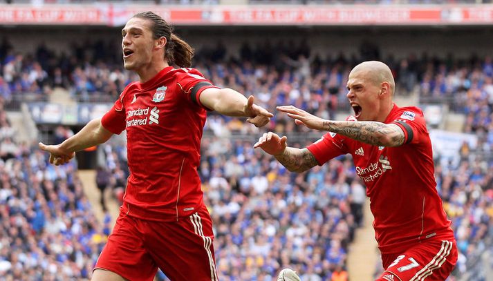 Andy Carroll fagnar marki sínu í dag.