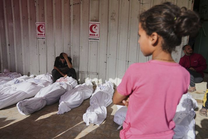 Palestínumenn syrgja ættingja sína sem féllu í ársum í gærkvöldi og í nótt.