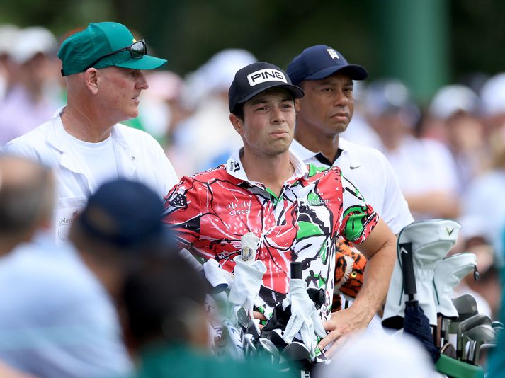 Viktor Hovland og Tiger Woods fylgjast með Xander Schauffele slá teighögg af tólfta teig í dag.