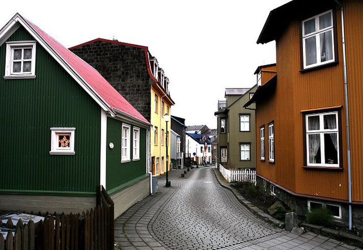 Rúmur helmingur af þeirri lækkun húsnæðisverðs sem Seðlabankinn spáði frá hámarki er kominn fram.