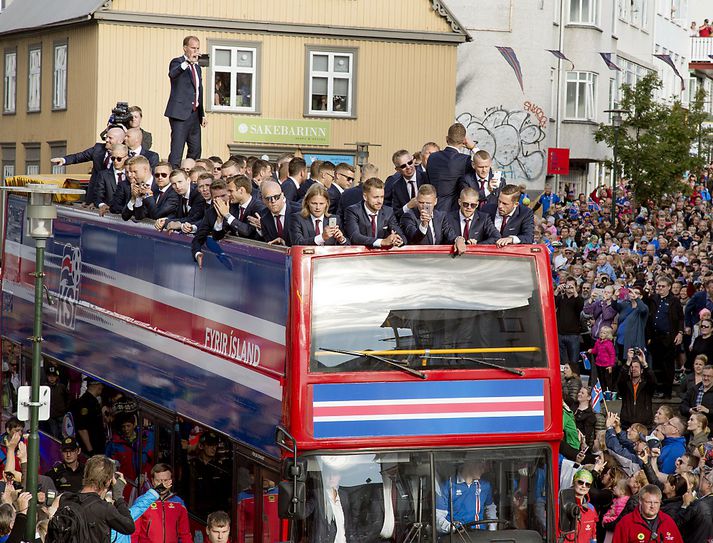 Landsliðið í rútunni í gær og margir með símann á lofti til að fanga augnablikið.