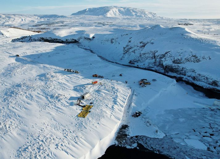 Undirbúningur stóð yfir í allan dag við Þingvallavatn en aðgerðin hefst í fyrramáli.