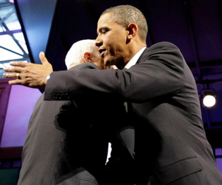 Forsetaframbjóðendurnir tveir fallast í faðma.