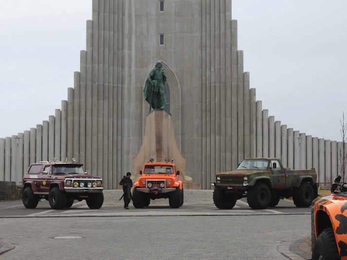 Bílunum stillt upp við Hallgrímskirkju.