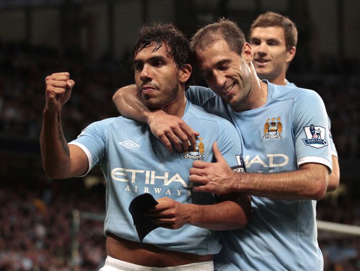 Carlos Tevez fagnar seinna marki sínu í kvöld.