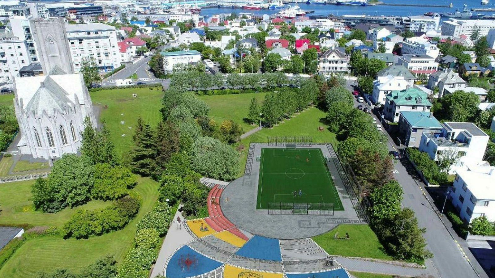 Endur­skoða sparkvöll við Landa­kot