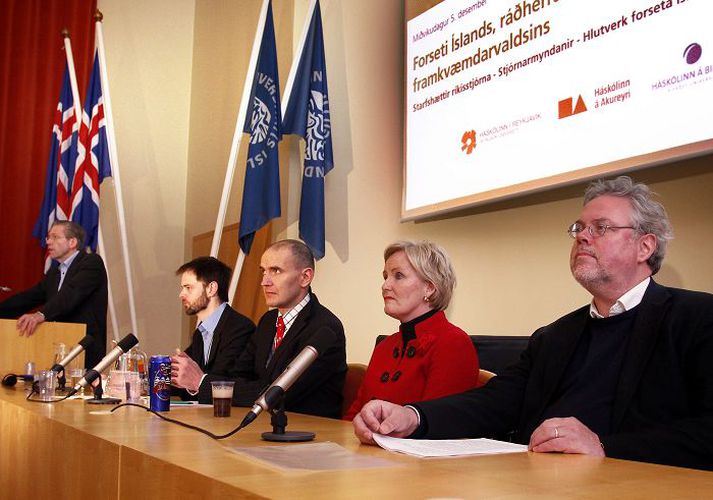 Í Hátíðasal HÍ Ómar H. Kristmundsson, prófessor og deildarforseti stjórnmálafræðideildar Háskólans, stýrði fundi í gær. Við borðið sitja Skúli Magnússon, Guðni Th. Jóhannesson, Stefanía Óskarsdóttir og Gunnar Helgi Kristinsson.Fréttablaðið/GVA