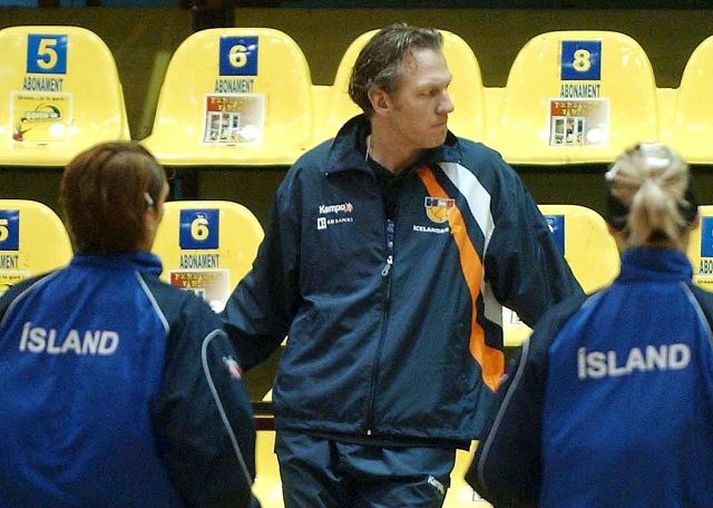 Júlíus Jónasson að störfum.