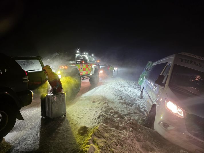 Smárúta með fjórtán manns um borð lenti utan vegar í Fagradal rétt ofan við Reyðarfjörð í gærkvöldi, 24. febrúar 2026.