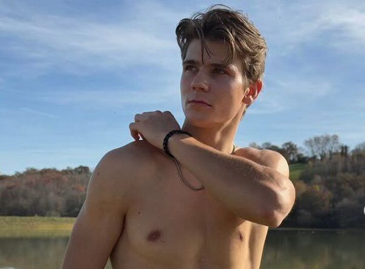 Kurts Adams Rozentals birtir myndir af sér á Onlyfans en það var ekki vinsælt hjá breska sambandinu.