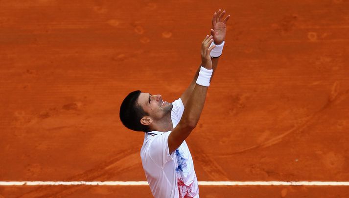 Djokovic lítur til himins eftir sigurinn í dag.