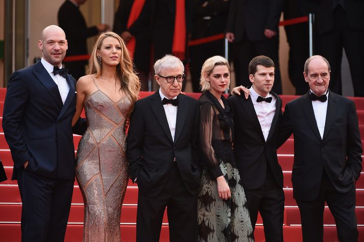 Woody Allen ásamt leikurum Café Society, Corey Stall, Blake Lively, Kristen Stewart, Jesse Eisenberg og formanni kvikmyndahátíðarinnar í Cannes, Pierre Lescure