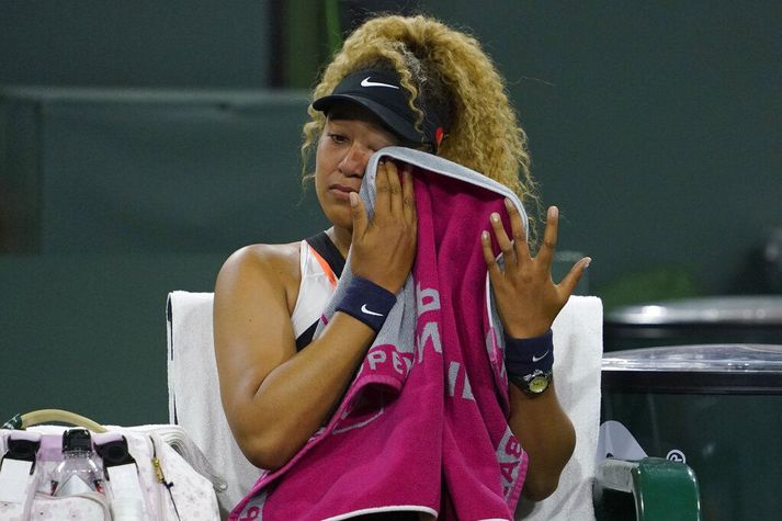 Naomi Osaka felldi tár eftir að áhorfandi kallaði til hennar í leiknum gegn Veroniku Kudermetova í Kaliforníu um helgina.