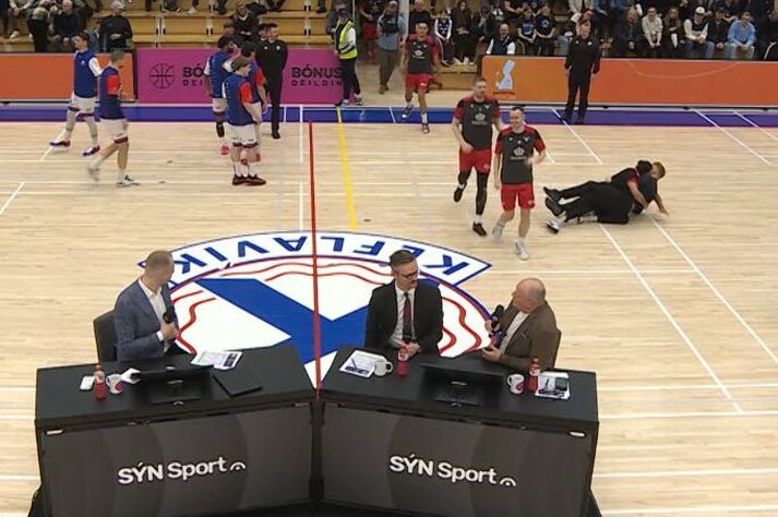 Stefán Árni Pálsson var að hita upp fyrir leikinn í Bónus Körfuboltakvöldi þegar hann leit til baka og sá árekstur dómarans og leikmanns Vals.
