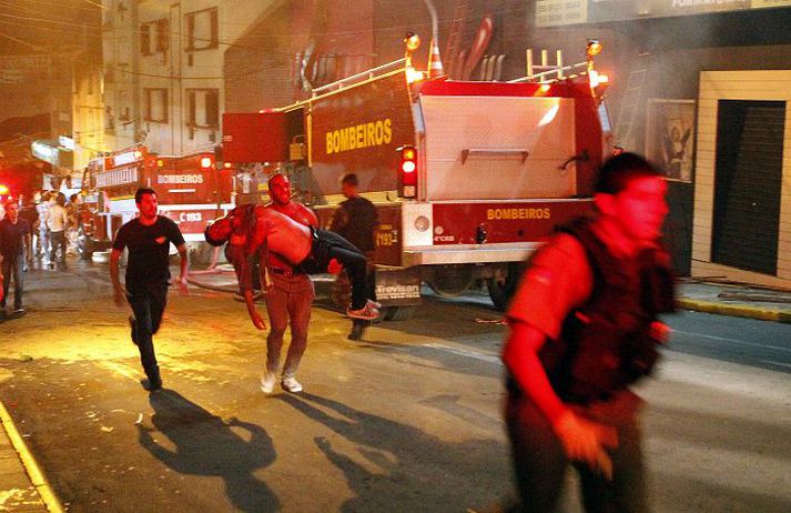 HörmungarTalið er að í það minnsta 233 hafi farist í eldsvoðanum á skemmtistaðnum Kiss.nordicphotos/AFP