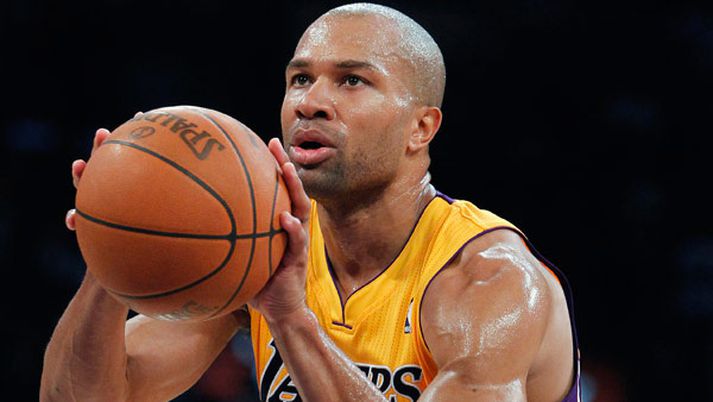 Derek Fisher mun ekki leika með Houston Rockets í NBA deildinni.