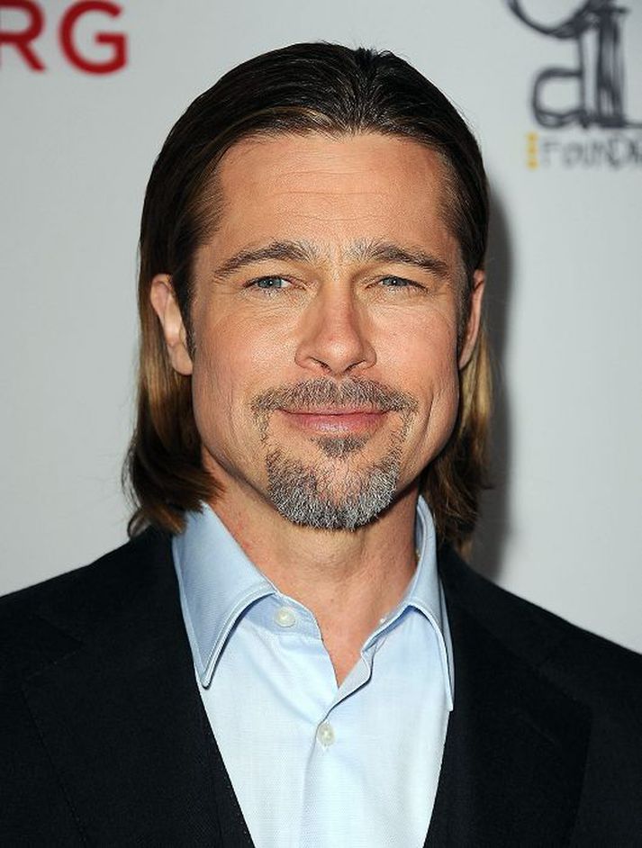 Brad Pitt tók ekki af sér sólgleraugun er hann gekk rauða dregilinn í Cannes í vikunni á frumsýningu myndarinnar Killing Them Softly.