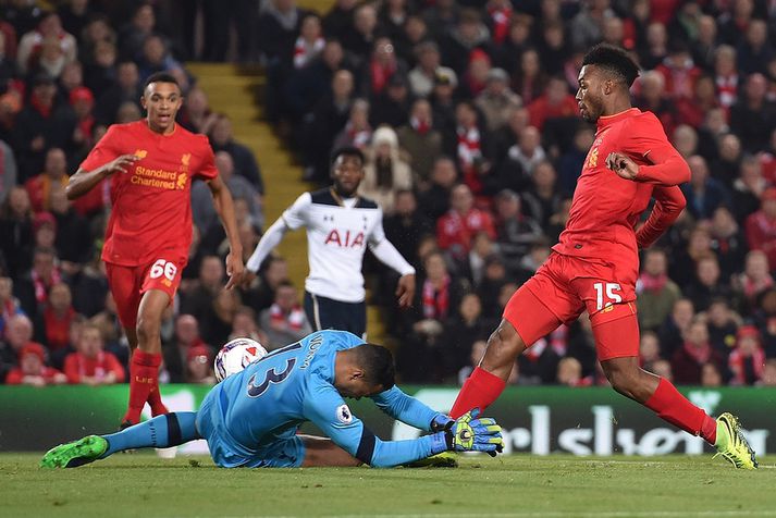 Daniel Sturridge skorar fyrra markið sitt í kvöld.