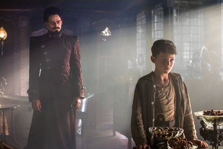 Hugh Jackman og Levi Miller leika Svartskegg og Pétur Pan í þessari nýju stórmynd.