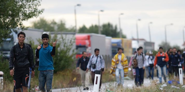 Sýrlenskir flóttamenn í gær við landamæri Austurríkis.