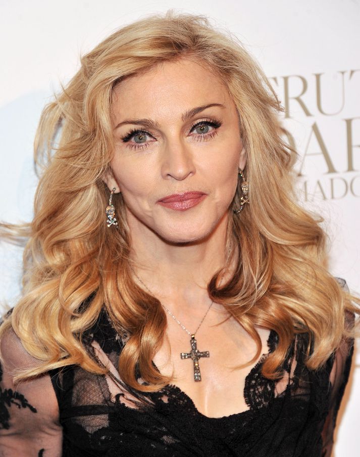 Madonna var fimm ára þegar hún missti móður sína. Henni gekk vel í skóla og dreymdi um að verða nunna. Krossar eru áberandi skart á ferli hennar.