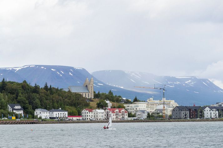 Akureyringar geta fengið bensín á rúmlega 185 krónur lítrann á einum stað í bænum, útjaðri hans norðanverðum. Fróðlegt verður að sjá hvort samkeppnisaðilar stökkvi til og bjóði upp á sambærilegt verð á einstaka stöð norðan heiða.