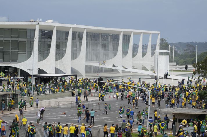 Stuðningsmenn Bolsonaro réðust inn í þinghúsið í dag. Margir þeirra voru klæddir í brasilísku fánalitina, sem voru einkennandi fyrir stuðningsfólk forsetans fyrrverandi í kosningabaráttunni í haust.