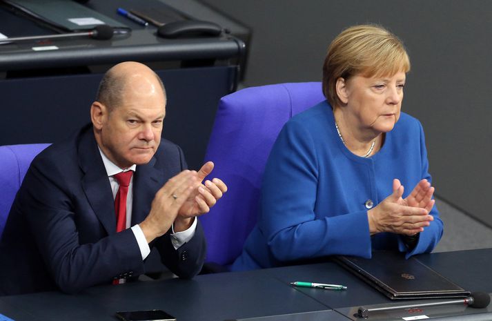 Stjórnmálaforingjarnir Olaf Scholz og Angela Merkel eiga undir högg að sækja í Þýskalandi.