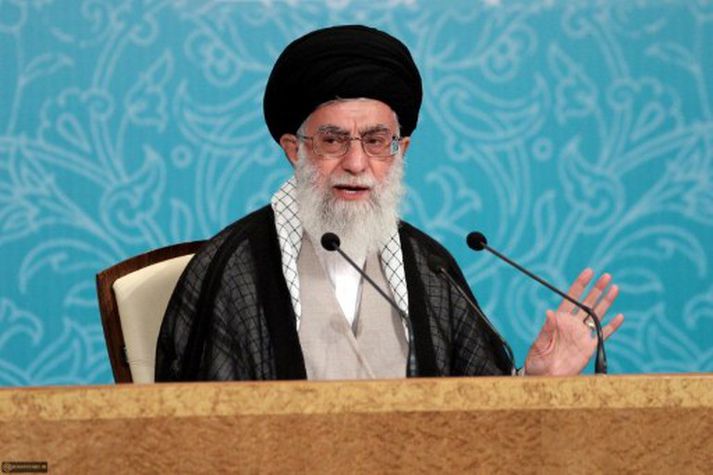 Ali Khamenei, æðstiklerkur Írans, telur mótmælin bera vitni um spilltar undirstöður kapítalismans.