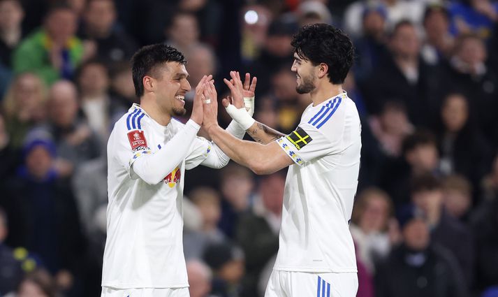 Joel Piroe og Pascal Struijk fagna saman þriðja marki Leeds í dag.