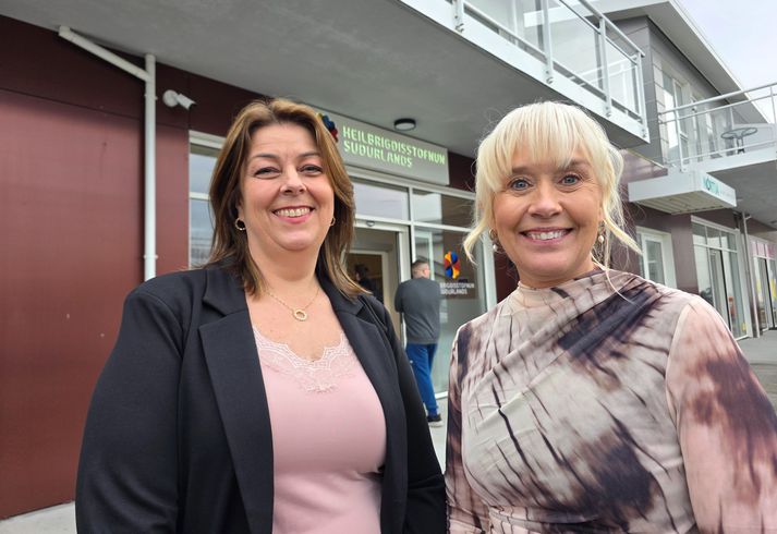 Jóhanna Valgeirsdóttir, hjúkrunarstjóri á nýju heilsugæslustöðinni (t.v.) og Díana Óskarsdóttir forstjóri Heilbrigðisstofnunar Suðurlands.