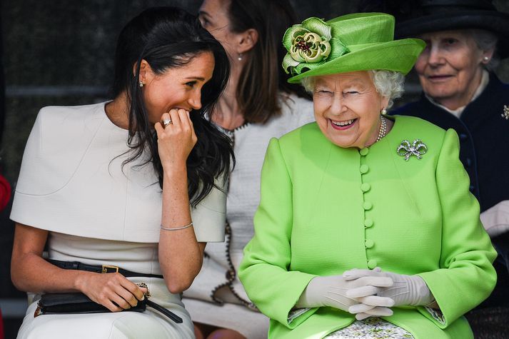 Meghan og Elísabet drottning meðan allt lék í lyndi.