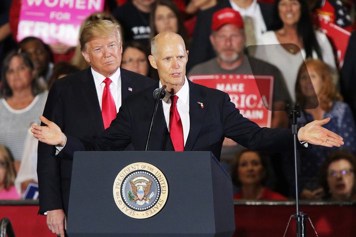 Rick Scott á kosningafundi með Donald Trump. Hann sakar demókrata um að reyna að stela sigri í kosningum um öldungadeildarþingsæti á Flórída.