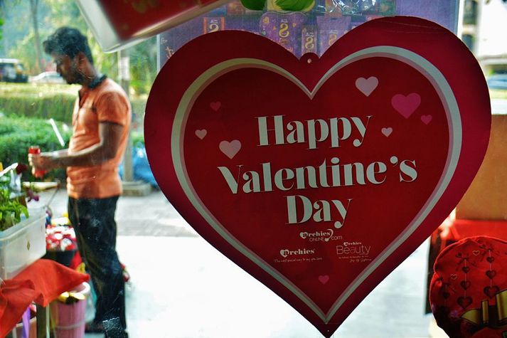 Valentínusardagurinn er haldinn hátíðlegur víða um heim í dag.