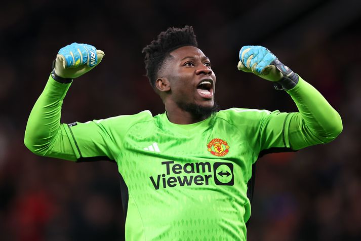 Andre Onana fagnar marki Manchester United á móti Tottenham á Old Trafford í gær.