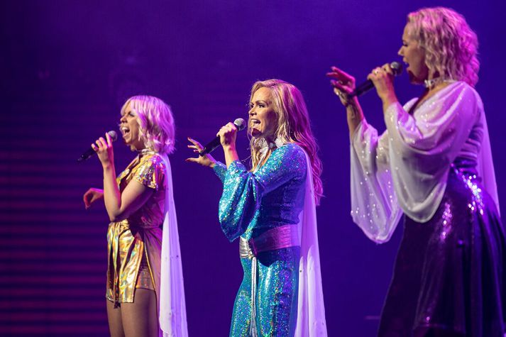 Þær Stefanía Svavars, Selma Björns og Regína Ósk hafa sungið á ABBA tónleikum Dægurflugunnar undanfarin ár og nú bætist Salka Sól í hópinn. Þetta verður fyrsta söngpartýið þar sem áhorfendur geta látið ljós sitt skína og verður haldið bæði í Eldborg og í Hofi.