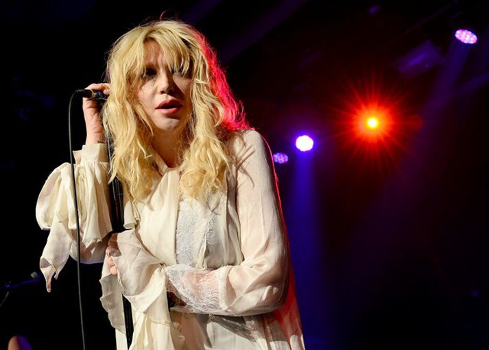 Courtney Love lætur ekki sitt eftir liggja í leitinni að týndu vélinni.