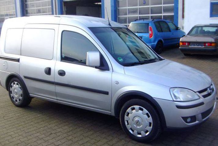 Lögreglan leitar að ljósgráum Opel Combo C Van, eins og þeim sem sést á myndinni.