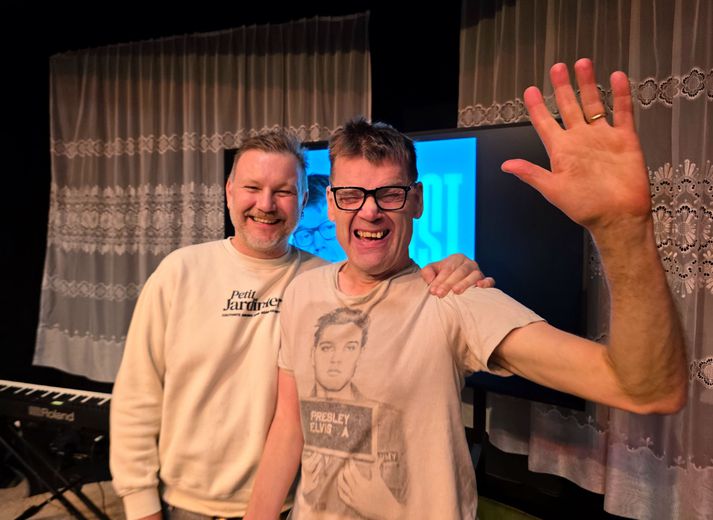  Fúsi, eða Sigfús Sveinbjörn Svanbergsson eins og hann heitir fullu nafni með leikstjóra sýningar og vini sínum, Agnar Jóni Egilssyni, sem er alltaf kallaður Aggi.