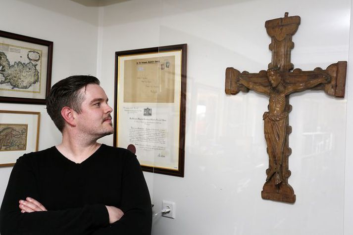 Sigurður Pálmason, eigandi Safnaramiðstöðvarinnar, við róðukrossinn sem hann hefur nú til sölu.
