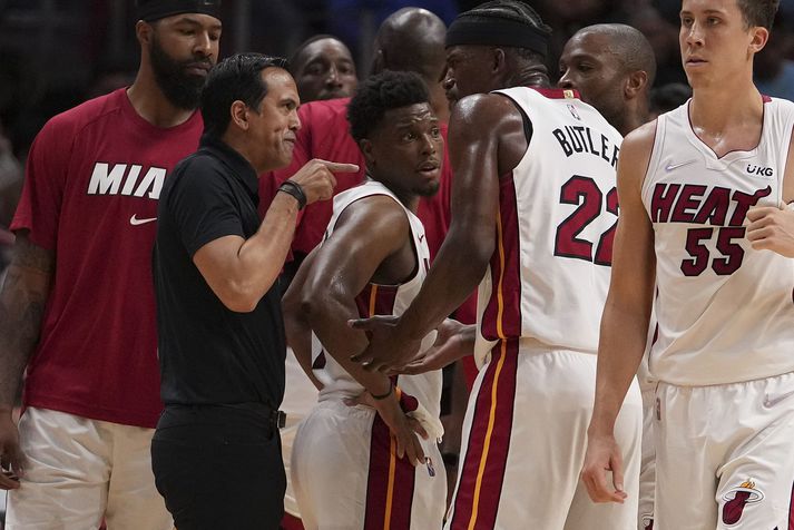 Erik Spoelstra og Jimmy Butler öskruðu á hvorn annan í leikhléi.