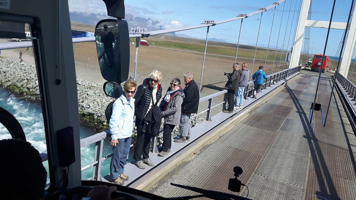 Daglega troða ferðamenn sér á brúna yfir Jökulsá á Breiðamerkursandi en hún er einungis fyrir faratæki. Myndin er tekin úr rútu á ferð.