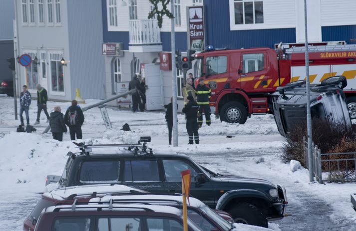 Óhappið varð á gatnamótum Glerárgötu og Strandgötu.