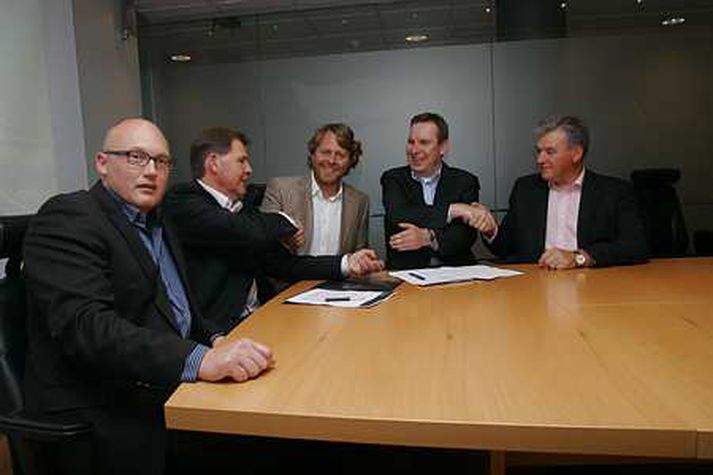 Jón Karl Ólafsson fyrrum forstjóri Icelandair, Kári Kárason, Pétur J Eiríksson, Davíð Másson, Hafþór Hafsteinsson undirrita viljayfirlýsinguna.