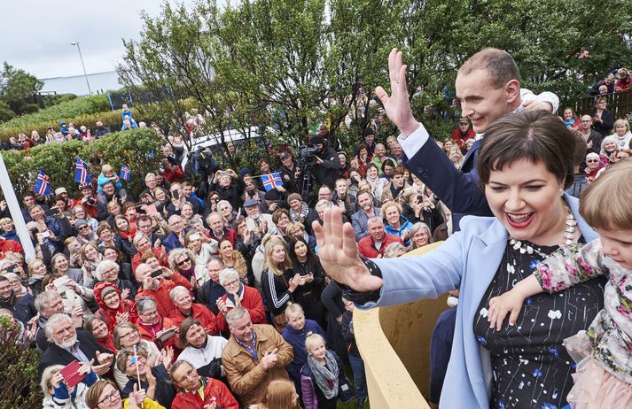 Töluverður fjöldi fólks safnaðist saman við heimili Guðna Th. og Elizu Reid til að fagna nýjum forsetahjónum í gær. 