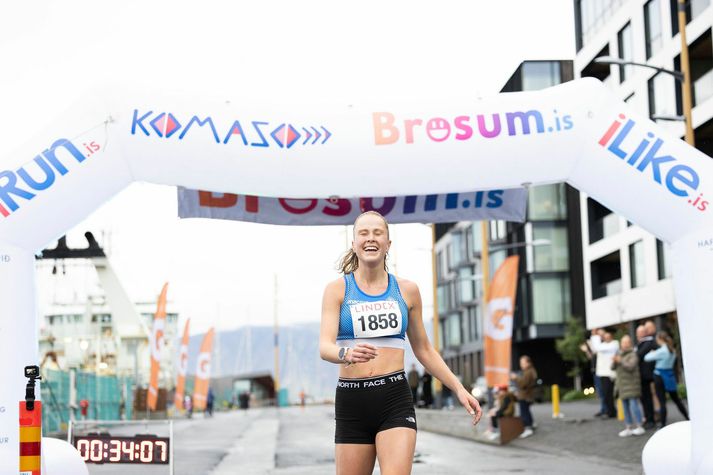 Andrea Kolbeinsdóttir tryggði sér Íslandsmeistaratitilinn í tíu þúsund metra hlaupi í Ármannshlaupinu í fyrradag en mun ekki fá tíma sinn og bætinguna þar, líkt og aðrir hlauparar, skráða í afrekaskrá FRÍ.