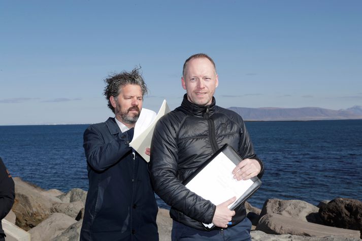 Dagur B. Eggertsson borgarstjóri undirritar friðlýsinguna á bak umhverfisráðherra. Í baksýn má sjá Akrafjallið og Akranes auk þess sem glittir í Akurey.