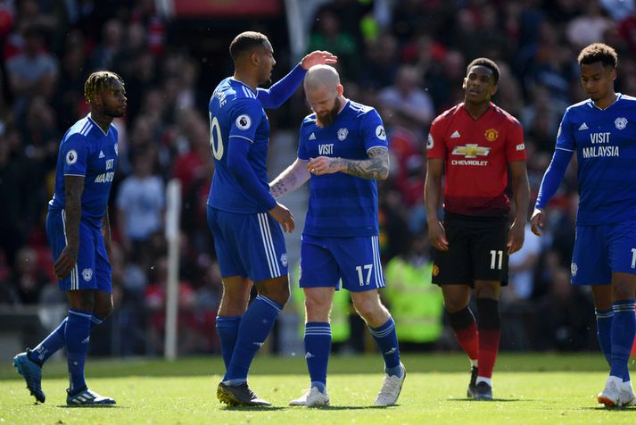 Aron Einar Gunnarsson og Kenneth Zohore eftir að Aron Einar var rekinn af velli í sínum síðasta leik með Cardiff City.